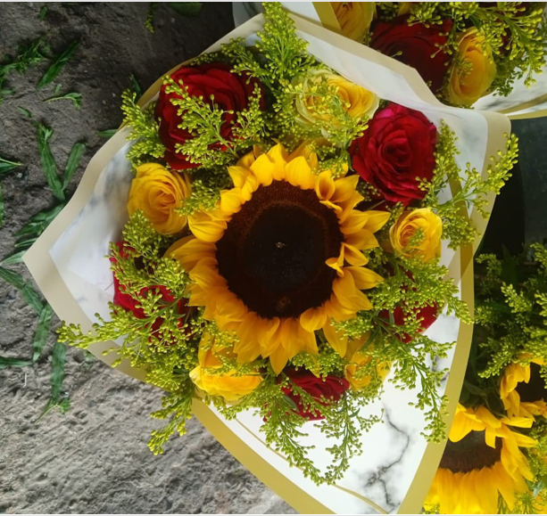 Bouquet Mixto de Rosas Rojas, Amarillas y Girasoles 🌹🌻💛