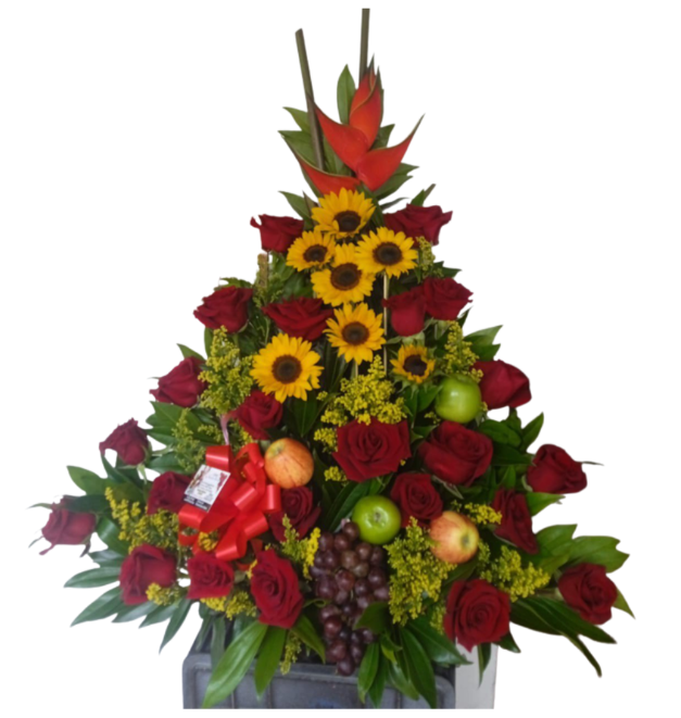 Arreglo Frutal en Pirámide con Rosas Rojas y Girasoles 🍓🌹🌻
